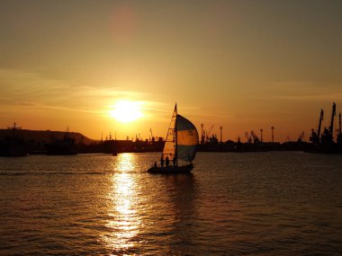 gün batımında denizde küçük tekne