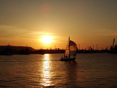 gün batımında denizde küçük tekne