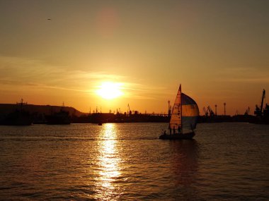 gün batımında denizde küçük tekne