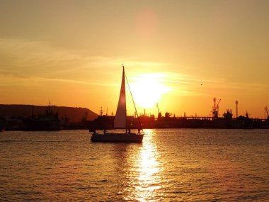 gün batımında denizde küçük tekne