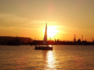 gün batımında denizde küçük tekne