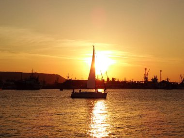 gün batımında denizde küçük tekne