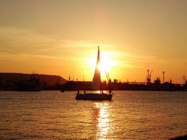 gün batımında denizde küçük tekne