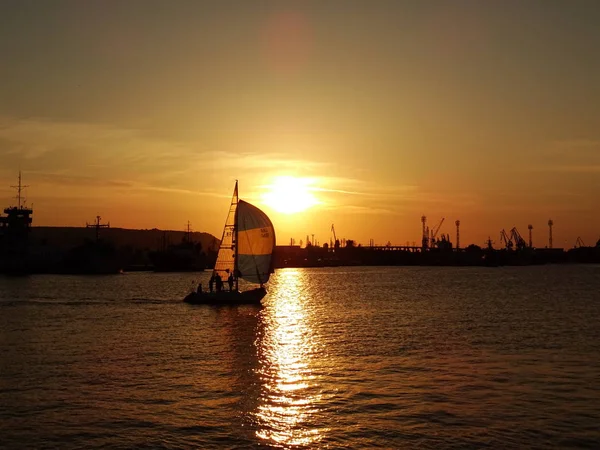 夕焼けの海に小さなボート — ストック写真