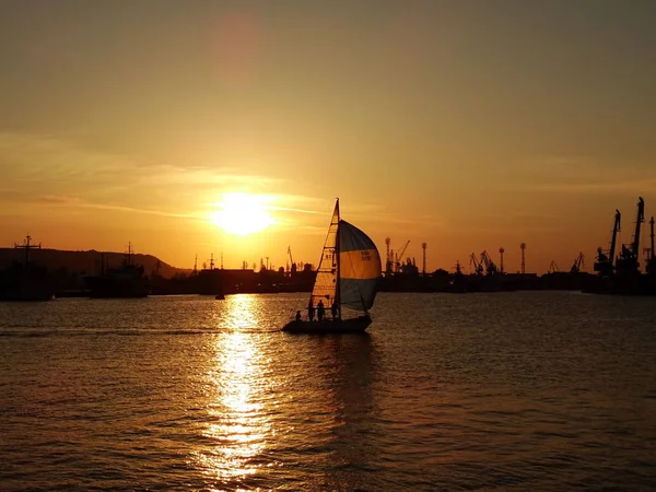 Kleines Boot Meer Bei Sonnenuntergang — Stockfoto