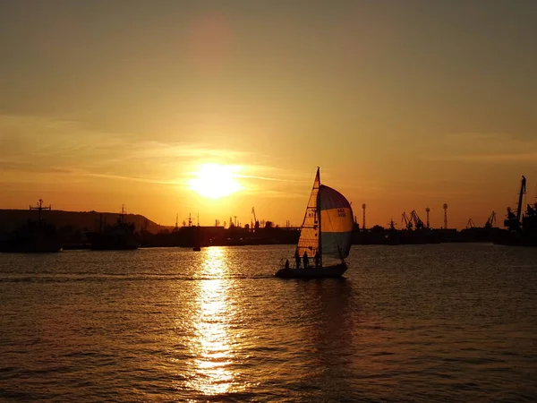 Barco Pequeno Mar Pôr Sol — Fotografia de Stock