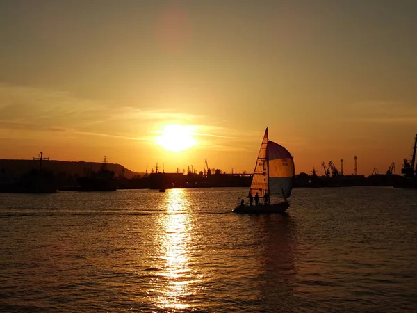 Kleines Boot Meer Bei Sonnenuntergang — Stockfoto