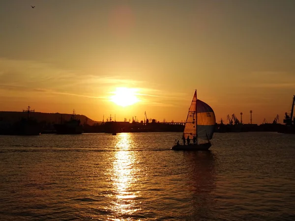 gün batımında denizde küçük tekne