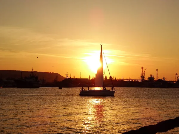 gün batımında denizde küçük tekne