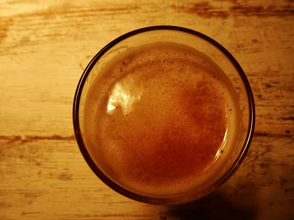 Glas Bier Auf Einem Holztisch — Stockfoto