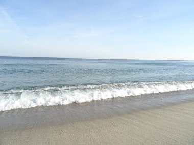 Kumsalda deniz dalgası