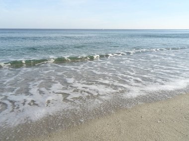 Kumsalda deniz dalgası