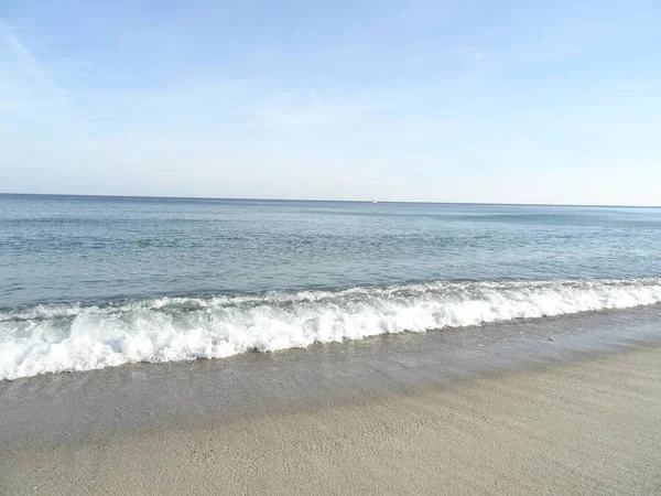 Kumsalda deniz dalgası