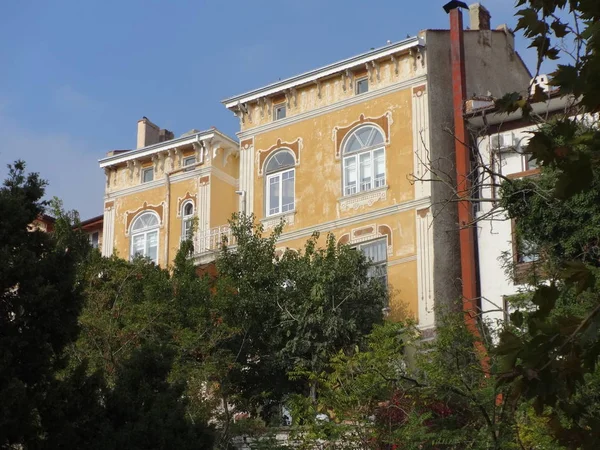 Vecchio Edificio Arancione Con Ornamenti — Foto Stock