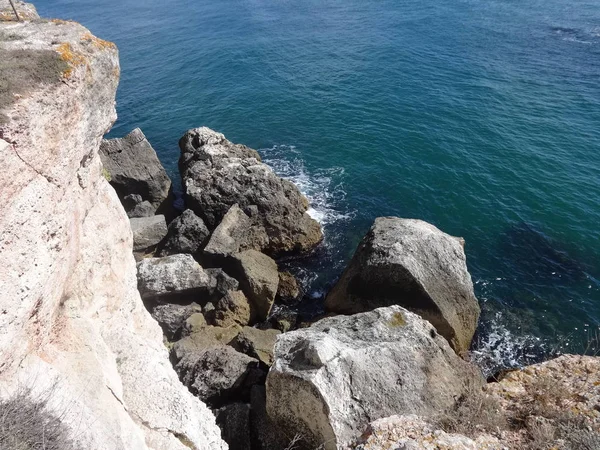 昼間の高い崖の海の海岸 — ストック写真