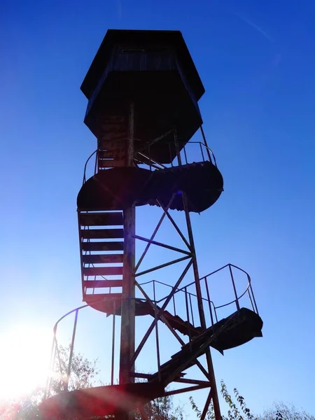Hölzerner Wachturm Gegen Die Sonne Und Den Blauen Himmel — Stockfoto