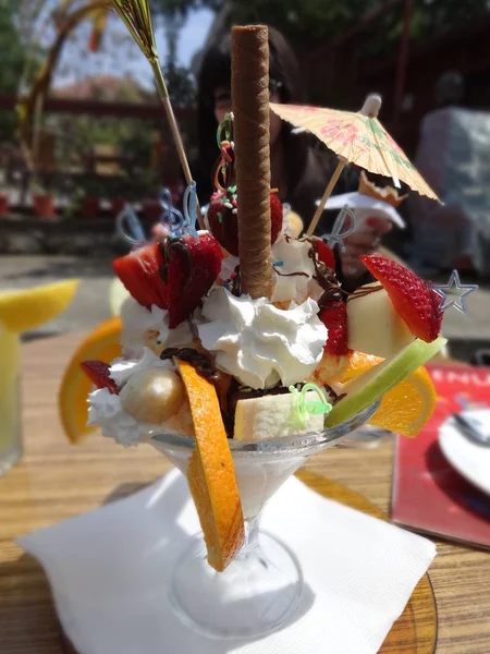 Taze Meyve ve Krema ile Sundae