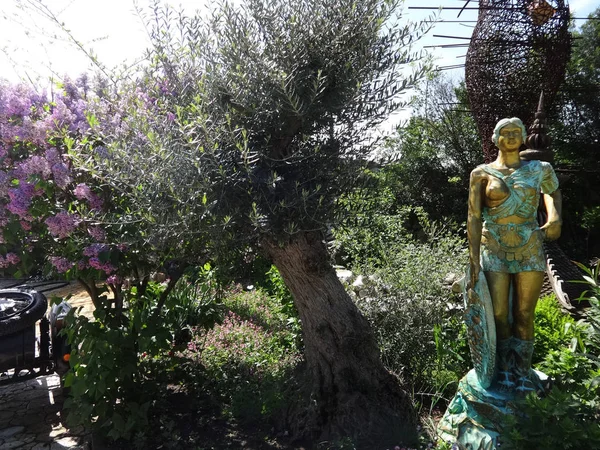 Estatua Mujer Guerrera Dorada Jardín Del Castillo Ravadinovo — Foto de Stock