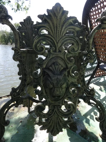 Green Steel Fence Head Decoration Lake — Stock Photo, Image