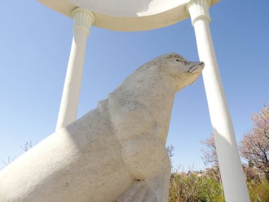 Mühür heykeli olan beyaz Rotunda