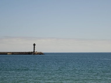 Denizde Bir Deniz Feneri ile İskele