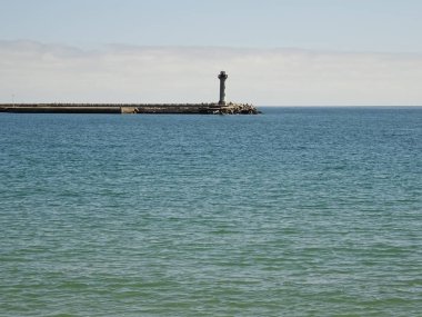 Denizde Bir Deniz Feneri ile İskele