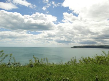 Denizin üzerinde beyaz bulutlar