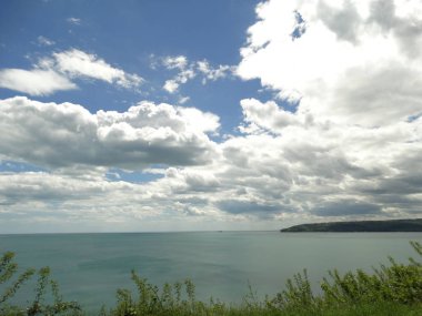 Denizin üzerinde beyaz bulutlar