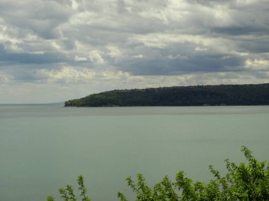 Denizin üzerinde beyaz bulutlar