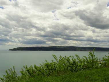 Denizin üzerinde beyaz bulutlar