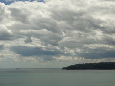 Denizin üzerinde beyaz bulutlar 