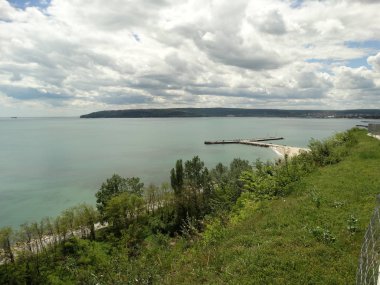 Gündüz vakti denizin üzerinde beyaz bulutlar