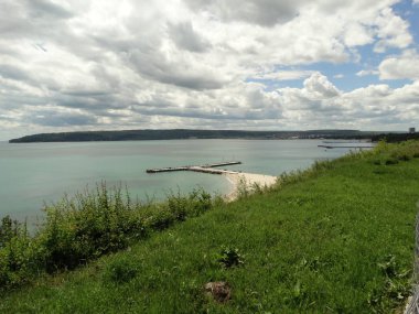 Denizin üzerinde beyaz bulutlar