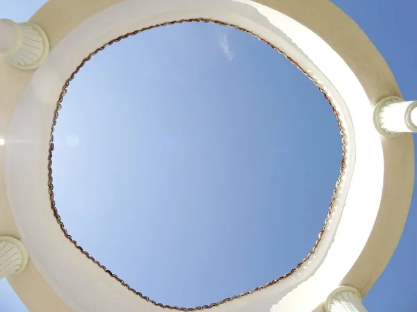 青空の背景に白いロタンダの底面図 — ストック写真