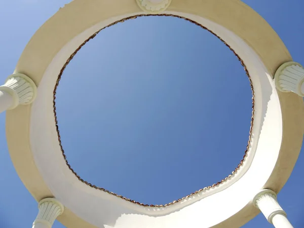 Κάτω Όψη Της Λευκής Ροτόντας Φόντο Μπλε Ουρανού — Φωτογραφία Αρχείου