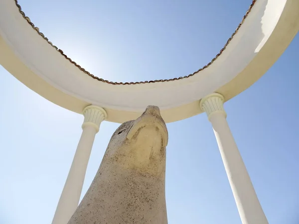 Rotonda Blanca Con Una Estatua Sello — Foto de Stock