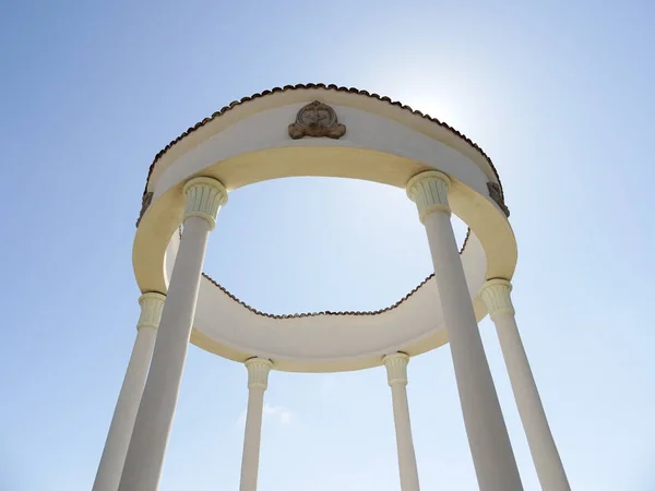 Rotonda Bianca Sfondo Blue Sky — Foto Stock