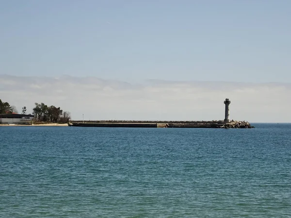 有灯塔的码头在海上 — 图库照片