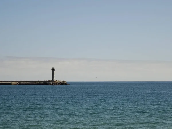 有灯塔的码头在海上 — 图库照片