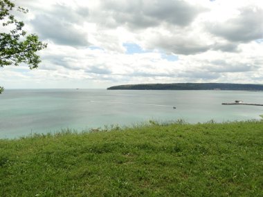 Denizin üzerinde beyaz bulutlar