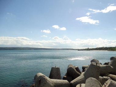 Deniz sahilinde Tetrapod taşlar