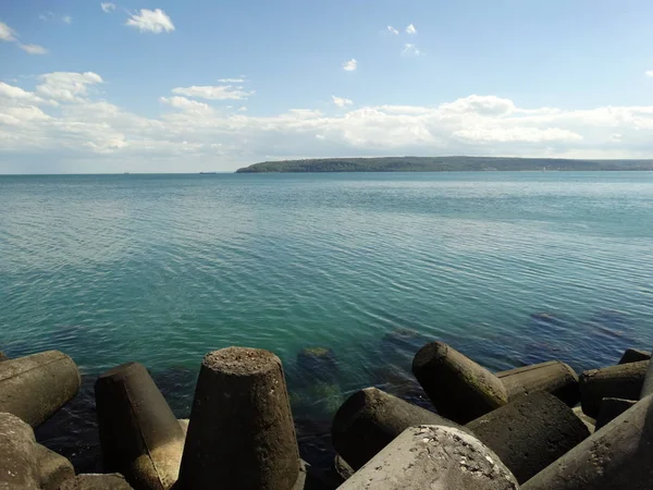 Deniz sahilinde Tetrapod taşlar