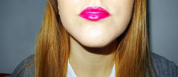 Mujer Rubia Con Lápiz Labial Rosa —  Fotos de Stock