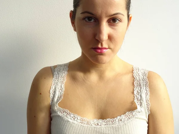 Retrato Una Joven Mujer Caucásica Posando Contra Una Pared Luz — Foto de Stock