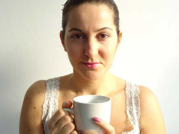 Mujer Sosteniendo Una Taza Blanca Café — Foto de Stock
