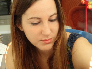 Kadın Looking Downwards portresi