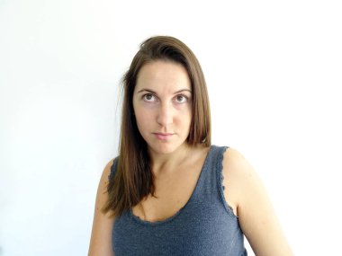 Fore genç esmer üzerinde bir beyaz arka plan