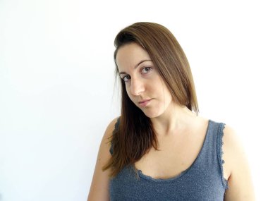 Beyaz arka planda genç esmer