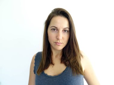 Beyaz arka planda genç esmer