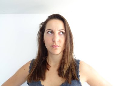                           evde ışık duvara karşı poz genç beyaz kadın portresi   